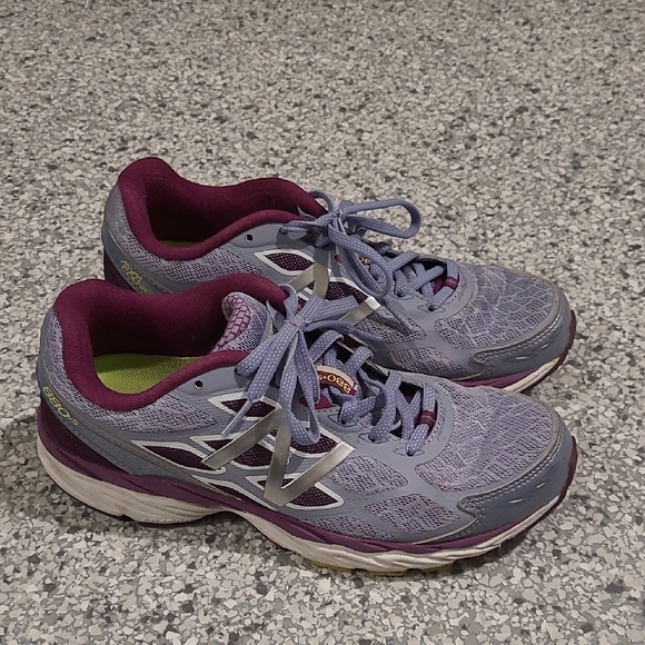 New Balance Purple and Silver Running Shoes Size 8.5 - Picture 1 of 4